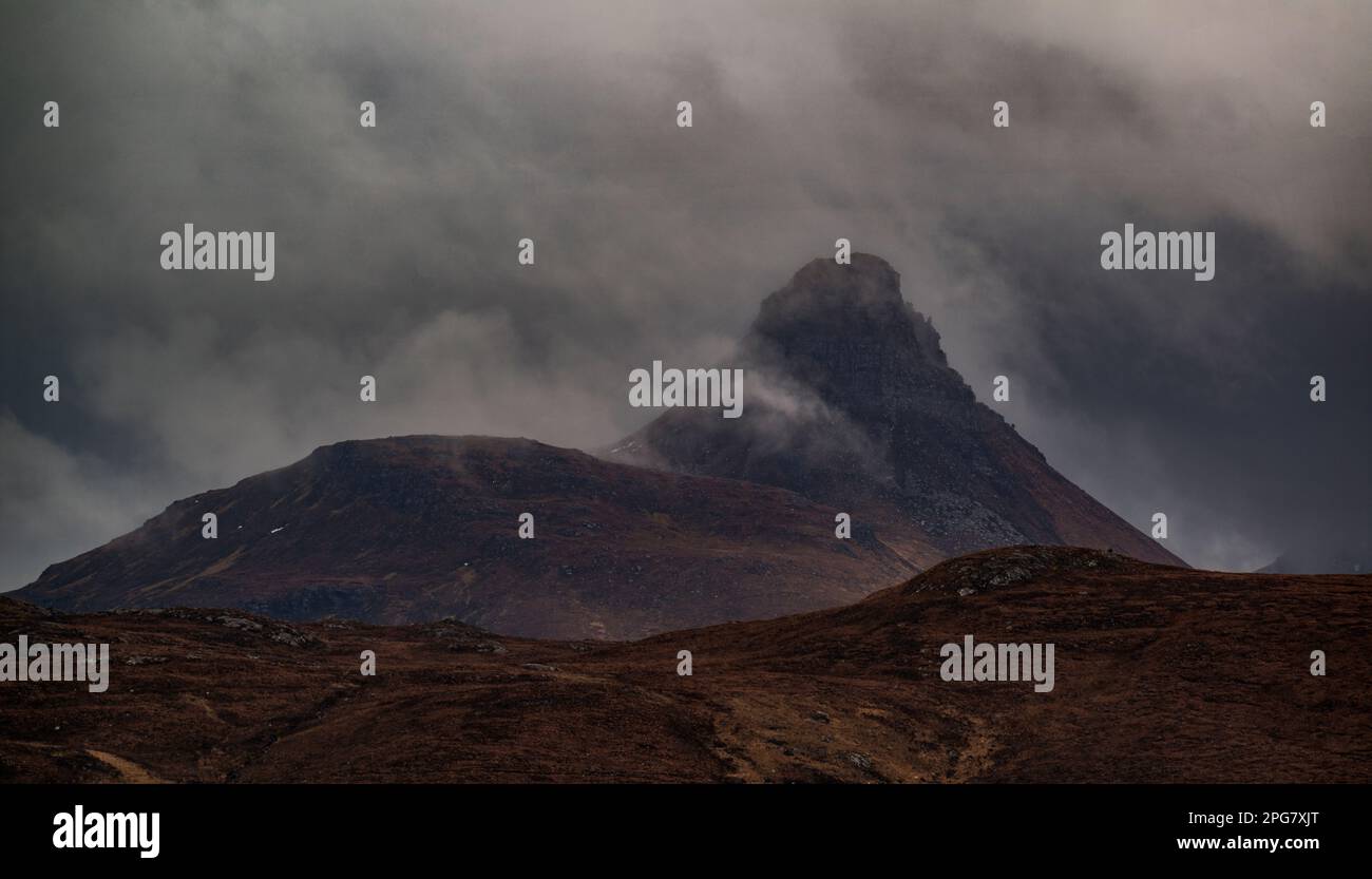 Blick über Loch Osgaig in den Bergen des Inverpolly National Nature Reserve, Sutherland, Schottland Stockfoto