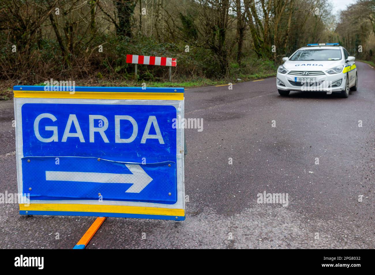 Coolcarron, West Cork, Irland. 21. März 2023. Gardai sind derzeit am Tatort eines 2 Autounfalls auf der R600 in Coolcarron, nahe Belgooly, was gestern Abend passiert ist. Ein Passagier in einem der Fahrzeuge, eine Frau in ihren 20ern, wurde mit schweren Verletzungen in das Cork University Hospital (CUH) gebracht. Die beiden Fahrer wurden mit nicht lebensbedrohlichen Verletzungen nach CUH gebracht. Die Straße bleibt gesperrt und wird voraussichtlich frühestens um 2pm Uhr wieder geöffnet. Kredit: AG News/Alamy Live News Stockfoto