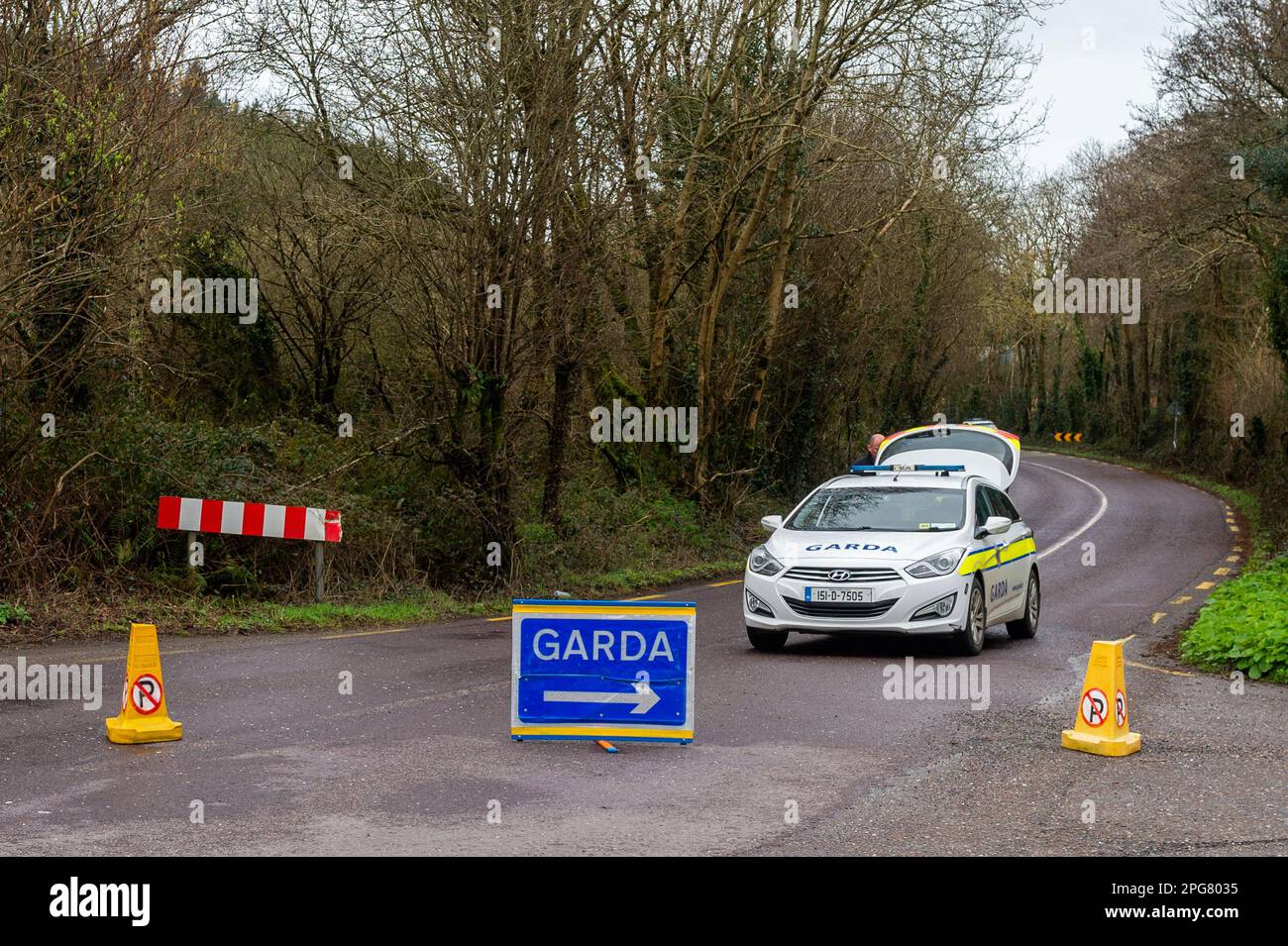 Coolcarron, West Cork, Irland. 21. März 2023. Gardai sind derzeit am Tatort eines 2 Autounfalls auf der R600 in Coolcarron, nahe Belgooly, was gestern Abend passiert ist. Ein Passagier in einem der Fahrzeuge, eine Frau in ihren 20ern, wurde mit schweren Verletzungen in das Cork University Hospital (CUH) gebracht. Die beiden Fahrer wurden mit nicht lebensbedrohlichen Verletzungen nach CUH gebracht. Die Straße bleibt gesperrt und wird voraussichtlich frühestens um 2pm Uhr wieder geöffnet. Kredit: AG News/Alamy Live News Stockfoto