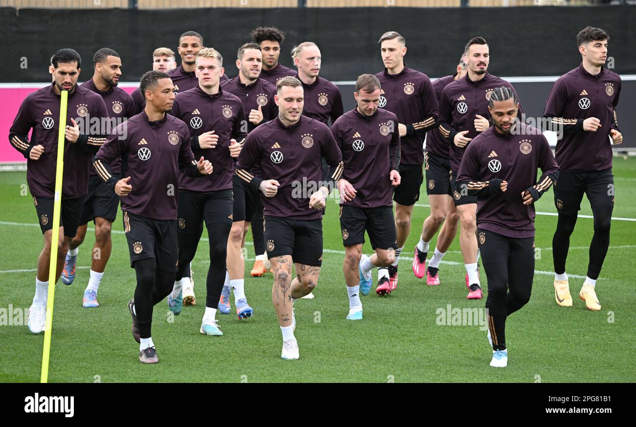 21. März 2023, Hessen, Frankfurt/Main: Fußball: Nationalmannschaft, Deutschland, Training vor dem internationalen Spiel gegen Peru. Die Spieler laufen während des Trainings der Nationalmannschaft auf dem DFB-Campus. Foto: Arne Dedert/dpa - WICHTIGER HINWEIS: Gemäß den Anforderungen der DFL Deutsche Fußball Liga und des DFB Deutscher Fußball-Bund ist es verboten, im Stadion aufgenommene Fotografien und/oder das Spiel in Form von Sequenzbildern und/oder videoähnlichen Fotoserien zu verwenden oder verwenden zu lassen. Stockfoto