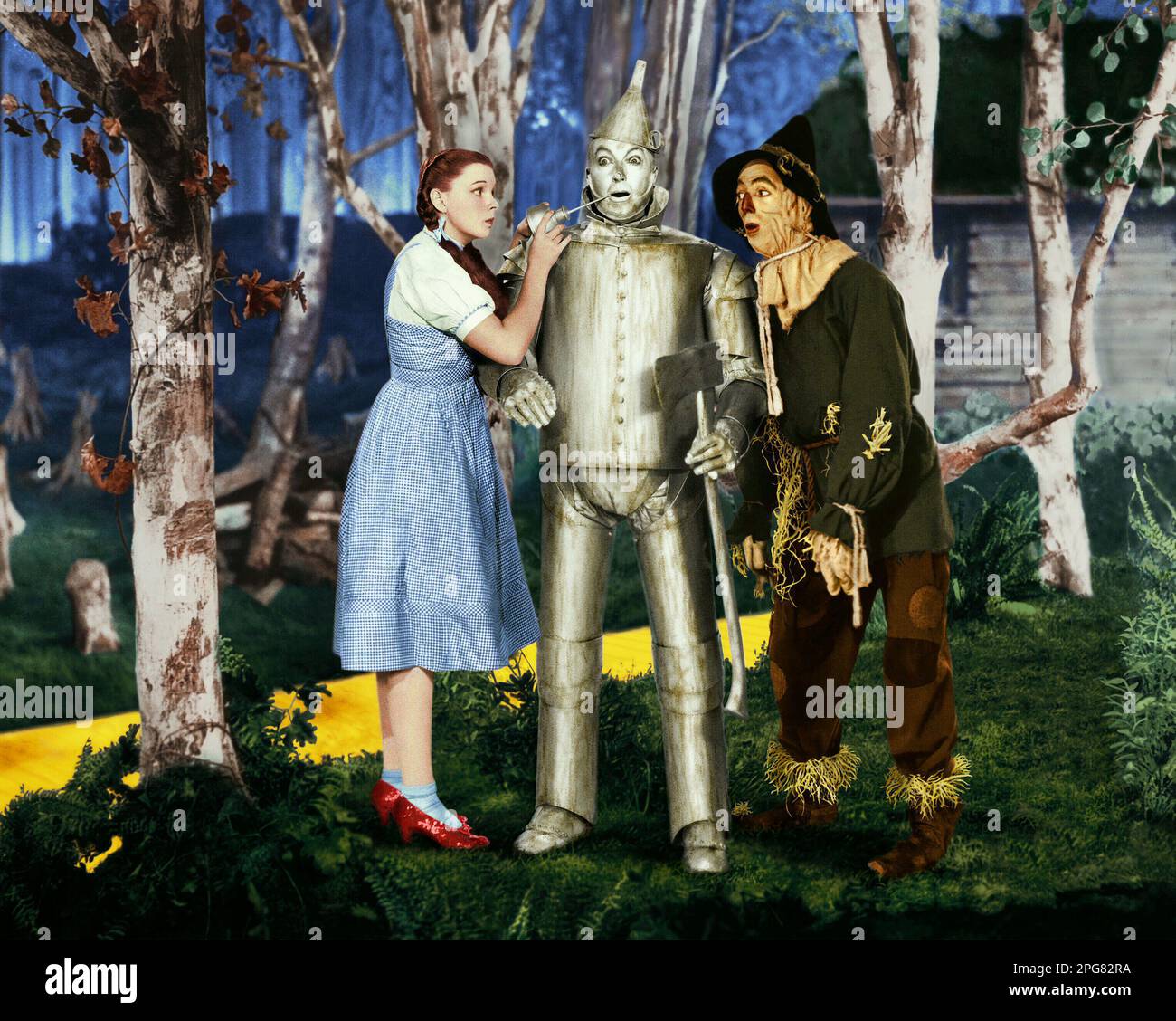 Der Zauberer Von Oz 1939 Dorothy, Tin Man & Scarecrow Stockfoto