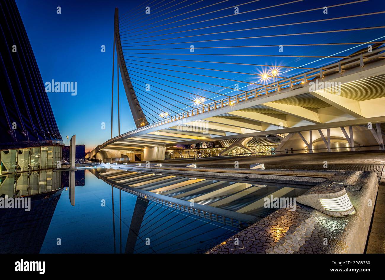 Assut de l’Or-Brücke im Spiegel des Wassers. Das Foto wurde am 10. Februar 2023 im „City of Arts and Sciences Complex“ in Valencia, Spanien, aufgenommen. Stockfoto