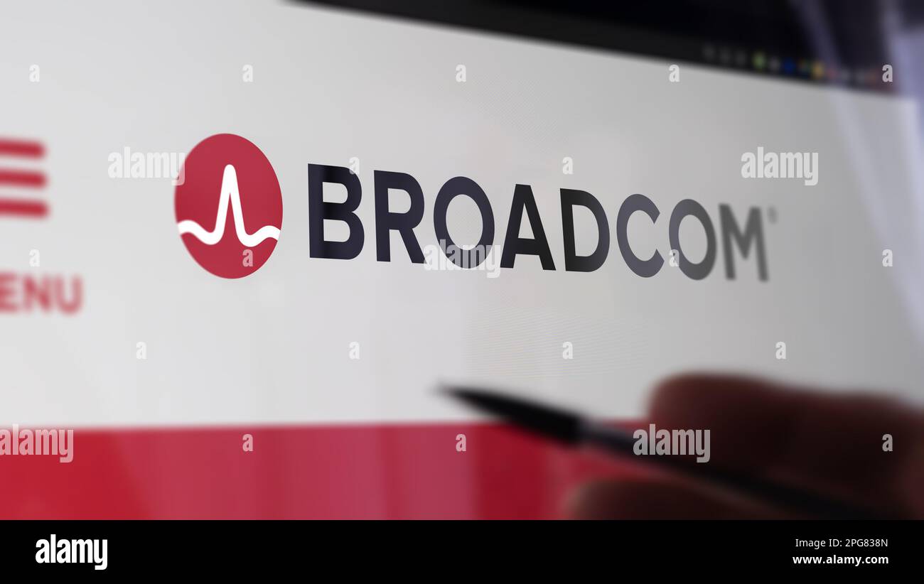 15 2023. Februar, New York. Ein Investor, der sich die Broadcom Inc. Ansieht AVGO News . Auf einem Bildschirm werden die Neuigkeiten der Marke broadcom Inc. Zu Investitionen in Halbleiter angezeigt Stockfoto