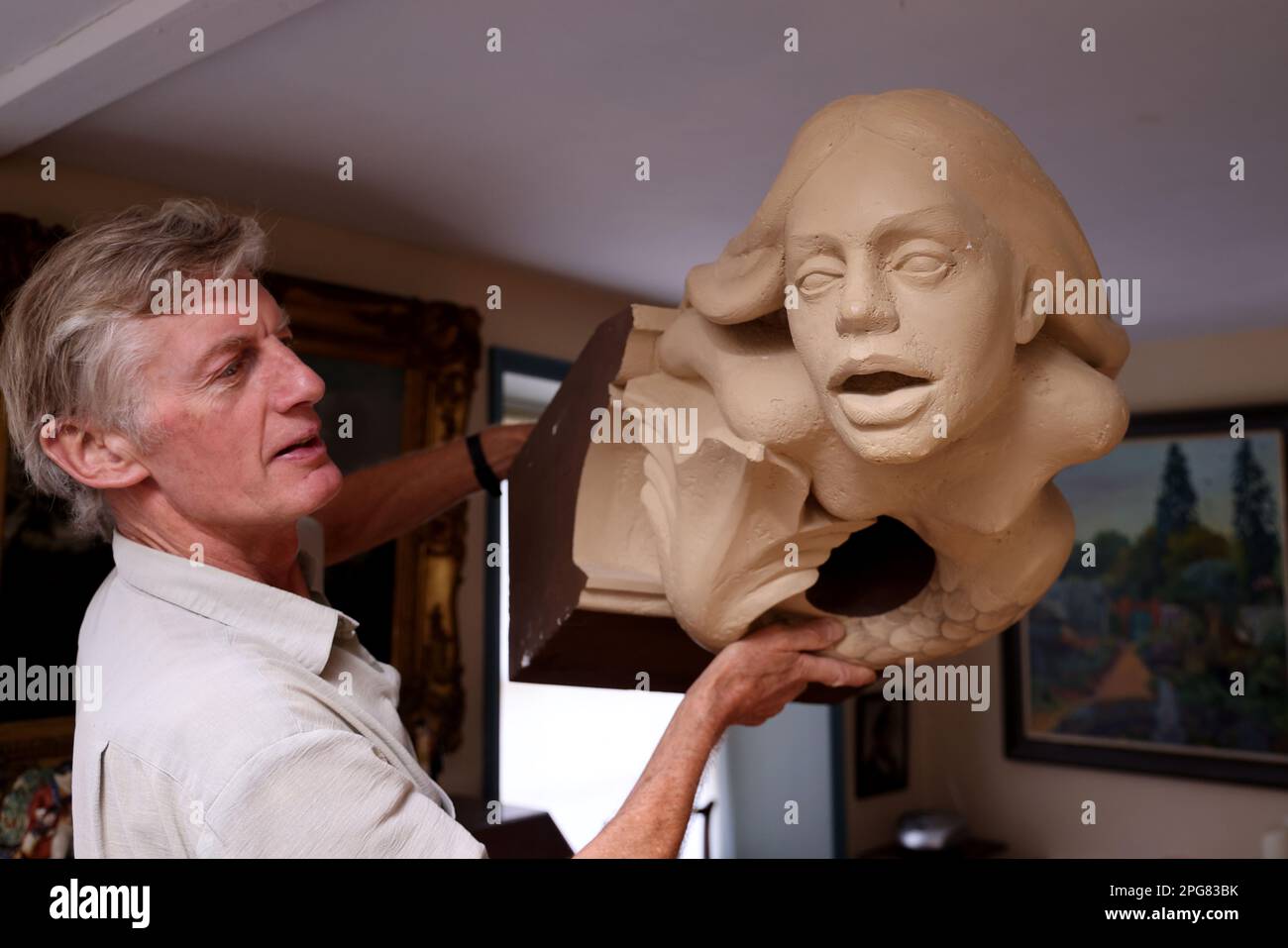 Rory Young, mit Gargoyle, zu Hause in Cirencester. Stockfoto