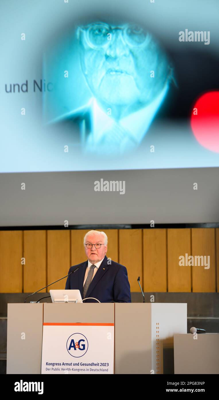 Berlin, Deutschland. 21. März 2023. Der deutsche Präsident Frank-Walter Steinmeier spricht auf dem Armutskongress der Freie Universität Berlin. Ein Teil seines Gesichts ist auch oben in einem Okular einer Fernsehkamera zu sehen. Seit 1995 hat der Armut- und Gesundheitskongress das Ziel, ein ständiges Bewusstsein für das Problem der gesundheitlichen Ungleichheit in Deutschland zu schaffen. An insgesamt vier Veranstaltungstagen tauschen Teilnehmer aus Politik, Wissenschaft, Gesundheitswesen, Praxis und Selbsthilfe Ideen zu Themen gesundheitlicher Ungleichheit aus. Kredit: Bernd von Jutrczenka/dpa/Alamy Live News Stockfoto