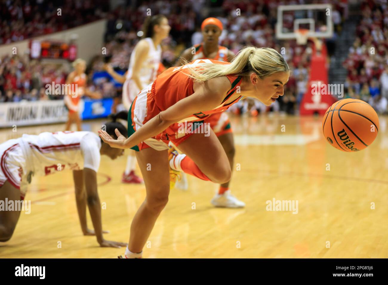 Bloomington, Usa. 21. März 2023. Haley Cavinder (14) von Miami Hurricanes spielt während der zweiten Runde des NCAA womenís Basketballturniers in der Simon Skjodt Assembly Hall gegen die Indiana University. Die Hoosiers haben gegen die Hurricanes 70-68 verloren. Kredit: SOPA Images Limited/Alamy Live News Stockfoto