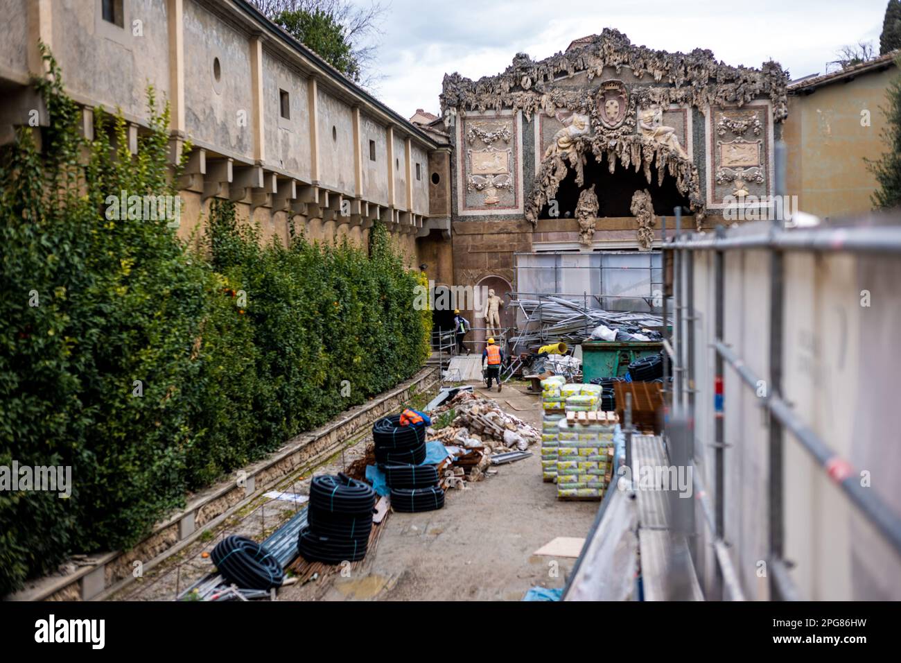 Am Eingang des Vasarikorridors in den Booboli-Gärten neben der Grotto del Buontalenti in Florenz werden gerade Renovierungsarbeiten durchgeführt Stockfoto