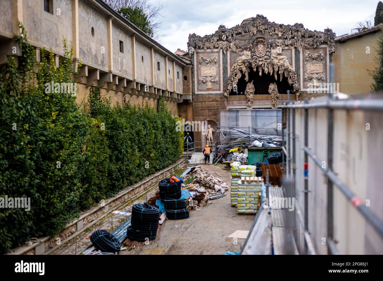 Am Eingang des Vasarikorridors in den Booboli-Gärten neben der Grotto del Buontalenti in Florenz werden gerade Renovierungsarbeiten durchgeführt Stockfoto
