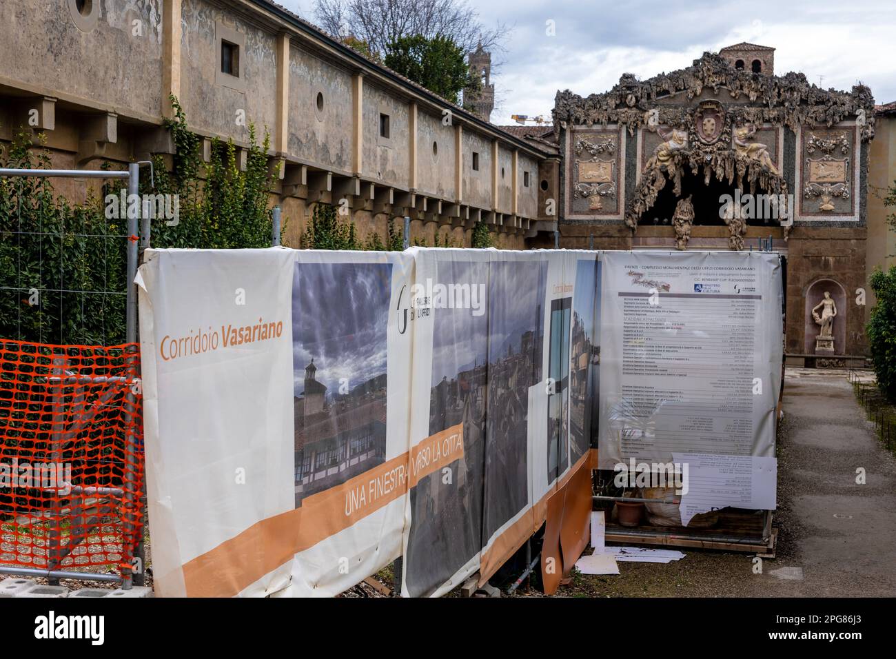 Am Eingang des Vasarikorridors in den Booboli-Gärten neben der Grotto del Buontalenti in Florenz werden gerade Renovierungsarbeiten durchgeführt Stockfoto