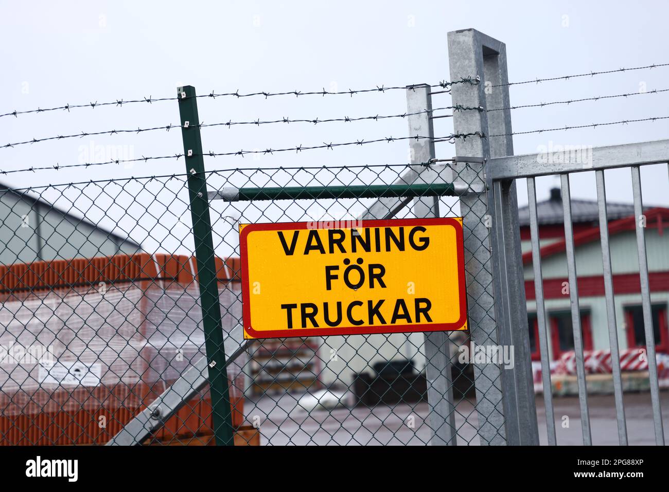 Schilder und Symbole, Schilderwarnung von Lkw (auf schwedisch: Varning för truckar). Stockfoto