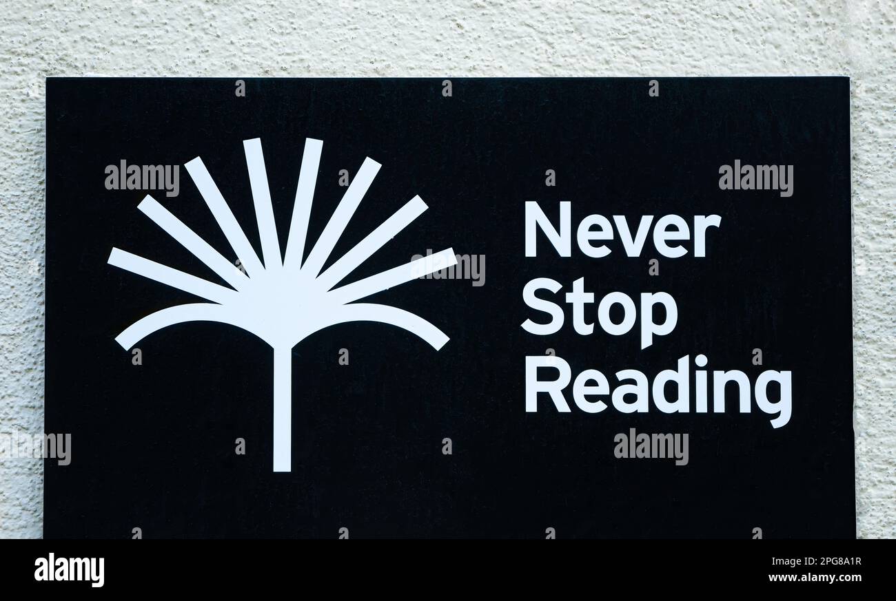 Zürich, Schweiz - 22. Februar 2023: Ein Schild an der Wand des Buchladens mit der Inschrift: Nie aufhören zu lesen Stockfoto