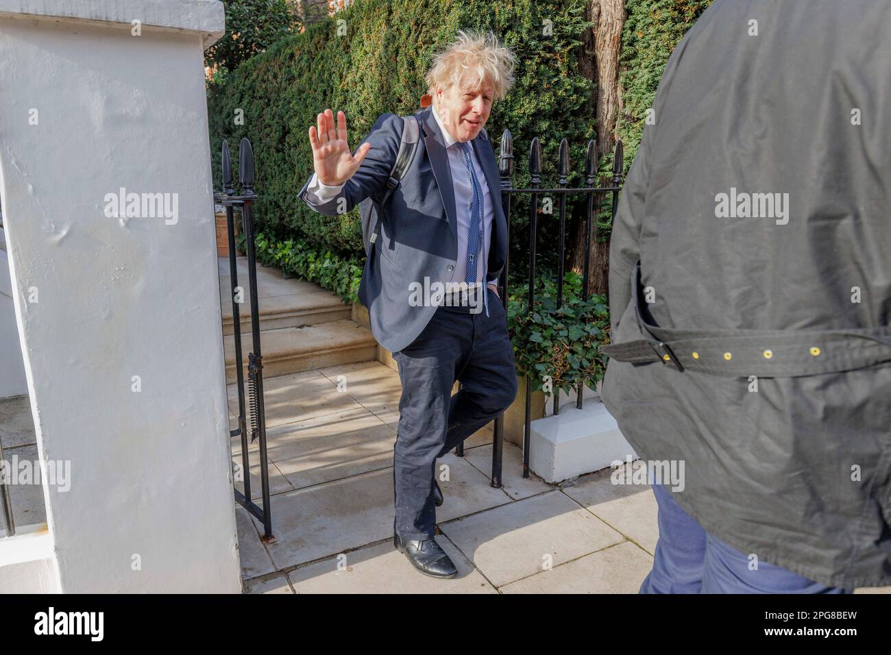 Der ehemalige Premierminister Boris Johnson verlässt heute Morgen sein Haus in London. Seine Kommentare werden aufmerksam verfolgt, da Kanzler Jeremy Hunt bald verstummt Stockfoto