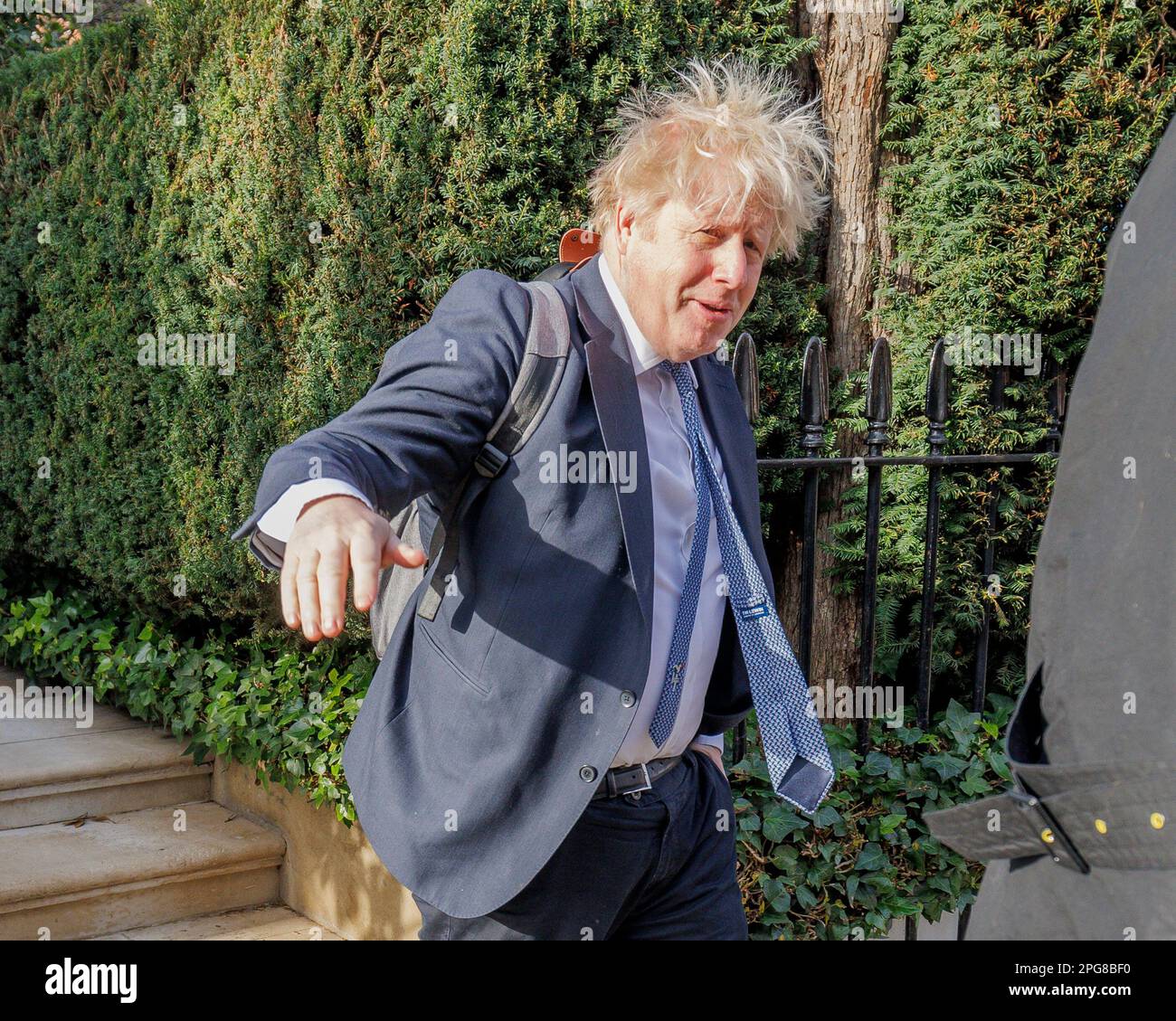 Der ehemalige Premierminister Boris Johnson verlässt heute Morgen sein Haus in London. Seine Kommentare werden aufmerksam verfolgt, da Kanzler Jeremy Hunt bald verstummt Stockfoto