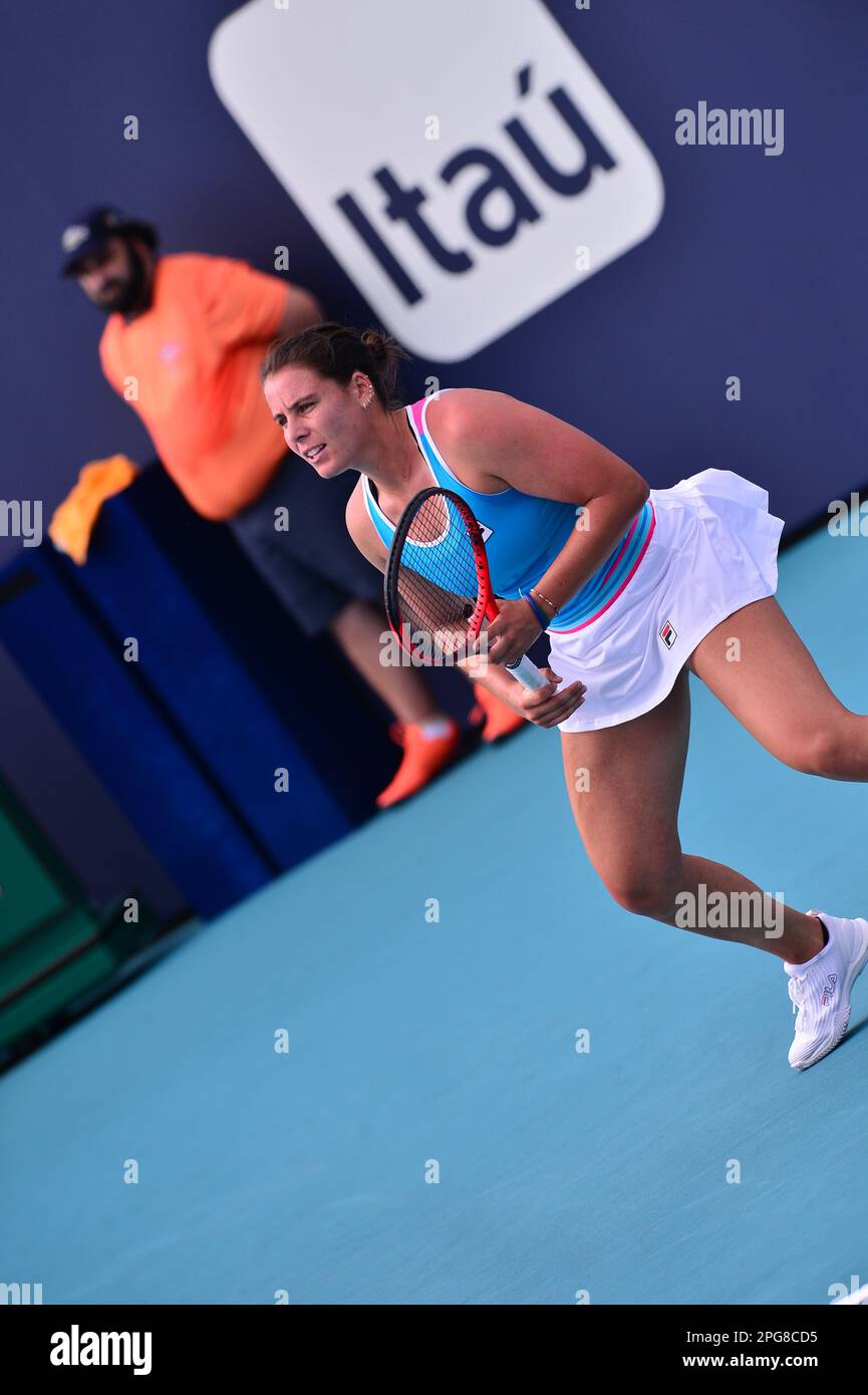 MIAMI GARDENS, FLORIDA - 20. MÄRZ: Emma Navarro (USA) während der Miami Open präsentiert von Itaú WTA Qualifying im Hard Rock Stadium am 20. März 2023 in Miami Gardens, Florida. (Foto: JL/Sipa USA) Stockfoto