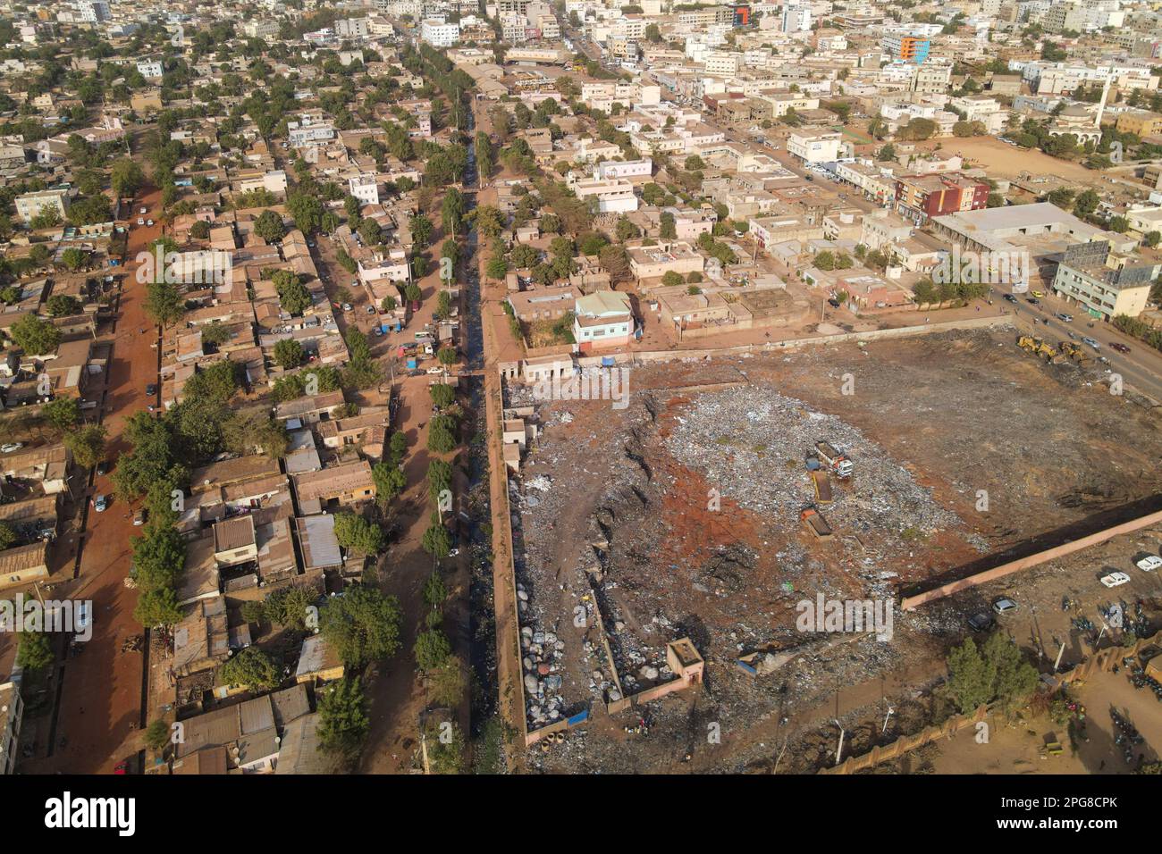 Nicolas Remene / Le Pictorium - Bamako - Mali: Urbanisierung, Entwicklung und Klimawandel - 15/2/2021 - Mali / Bamako District / Bamako - Blick auf die Faladie-Müllhalde in Bamako, 15. Februar 2021. LKWs verladen Abfälle zur Entsorgung an anderer Stelle. Auf der linken Seite der Mülldeponie sehen Sie den Abwasser- und Regenwassersammler, der direkt in den Niger fließt. Stockfoto