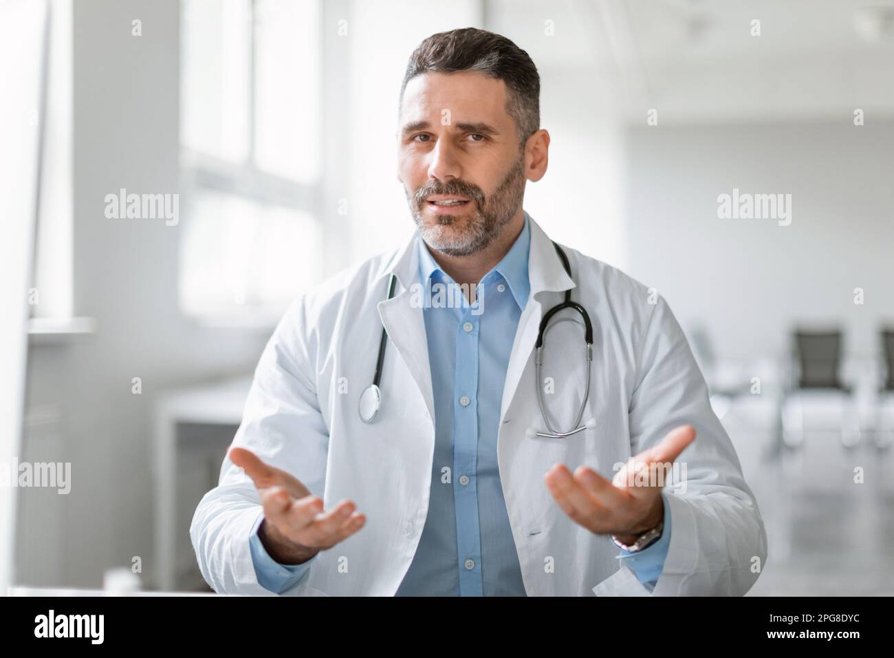 Das Ferntherapiekonzept. Porträt eines männlichen Arztes, der online mit dem Patienten spricht, Videoanrufe macht, Fachberatung Stockfoto