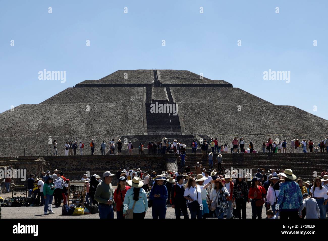 Bundesstaat Mexiko, Mexiko. 20. März 2023. Besucher der Sonnenpyramide begrüßen den Eingang des Frühlings an der archäologischen Stätte Teotihuacan in der Gemeinde Teotihuacan im Staat Mexiko. Am 20. März 2023 im Bundesstaat Mexiko, Mexiko (Foto: Luis Barron/Eyepix Group). (Foto: Eyepix/Sipa USA) Guthaben: SIPA USA/Alamy Live News Stockfoto