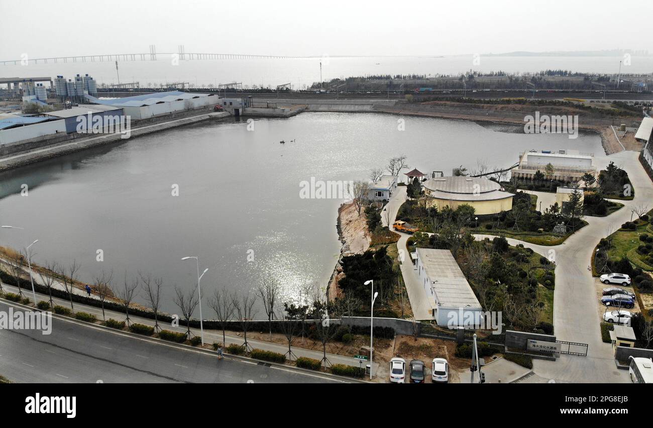 (230321) -- QINGDAO, 21. März 2023 (Xinhua) -- Dieses Luftfoto, das am 20. März 2023 aufgenommen wurde, zeigt die Wasserquelle einer Meerwasserentsalzungsanlage in Qingdao, Ostchina Provinz Shandong. In den letzten Jahren hat Qingdao die Meerwasserentsalzungsindustrie intensiv weiterentwickelt. Durch die Einrichtung großer Meerwasserentsalzungsbasen und die Verbindung von entsalztem Wasser mit dem kommunalen Rohrleitungsnetz wurden die Wasserressourcen der Stadt effektiv ergänzt.derzeit können mit den Meerwasserentsalzungsprojekten von Qingdao über 300.000 Kubikmeter Frischwasser produziert werden Stockfoto