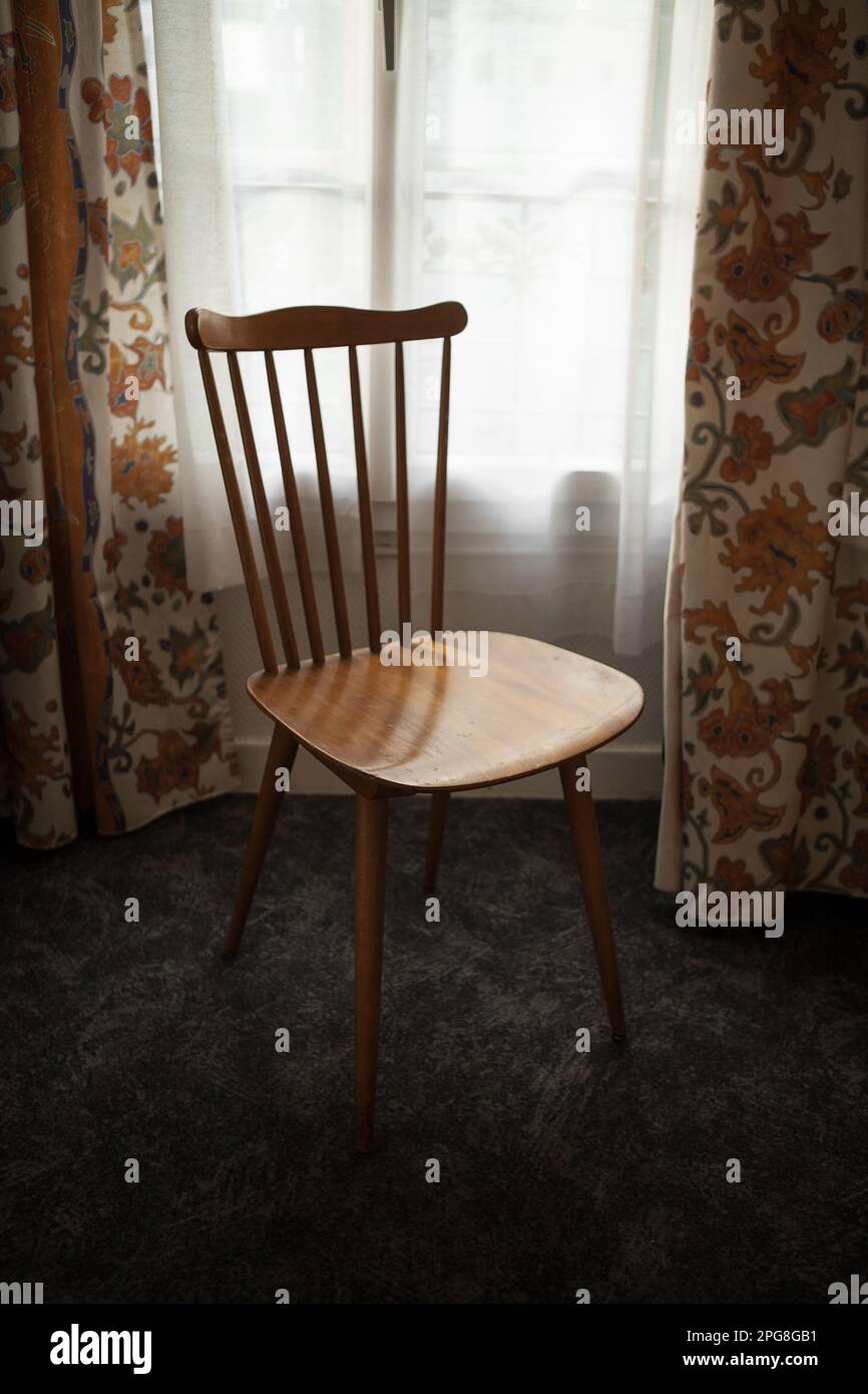 Ein Stuhl in einem Hotelzimmer (Paris) Stockfoto