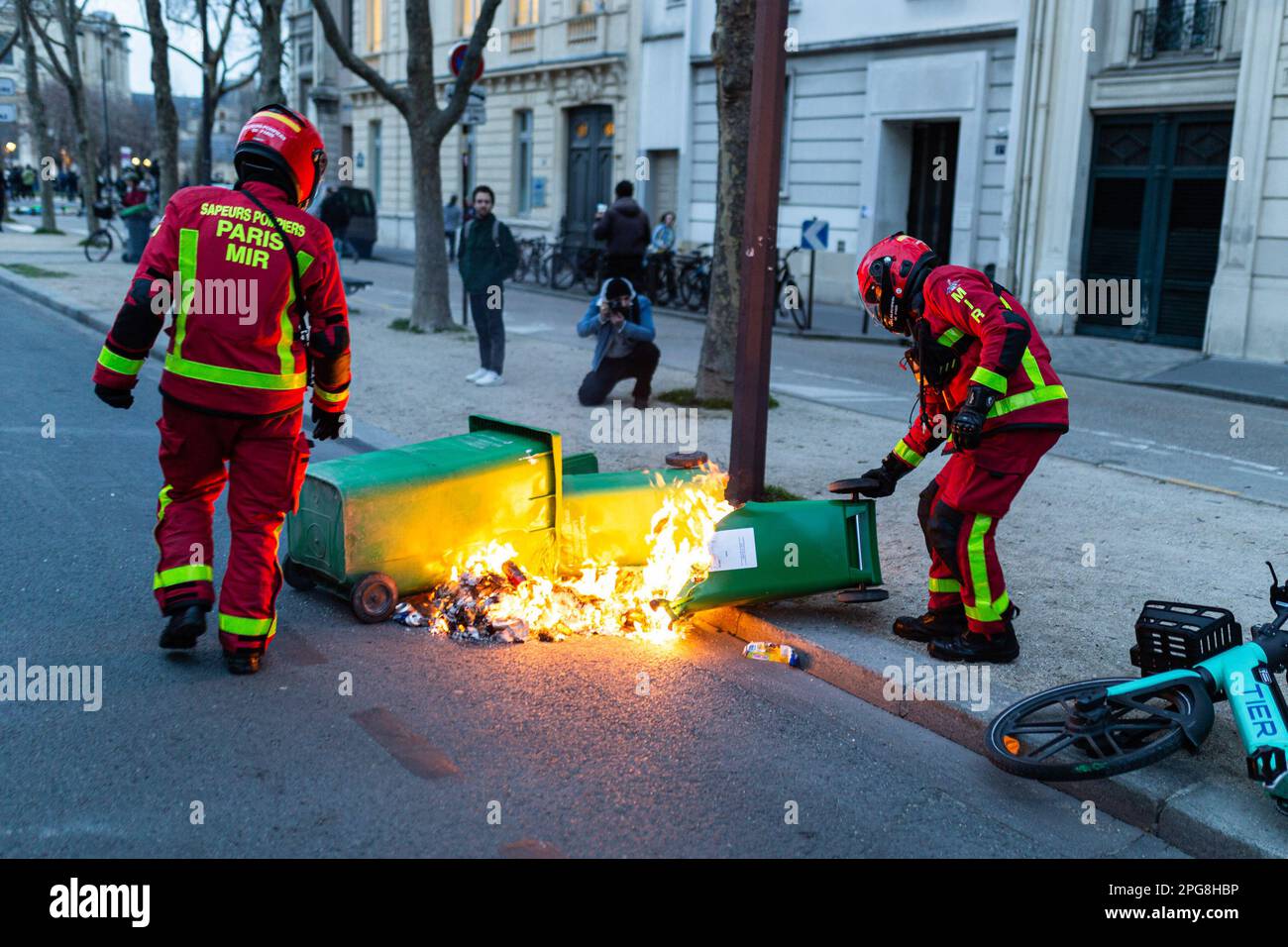 Paris, Frankreich. 20. März 2023. Während der Demonstration versuchen Feuerwehrleute, einen Brand zu löschen. Hunderte von Menschen versammelten sich am Place Vauban in Paris, für eine weitere Protestwelle, nachdem Macron die Reform der Renten mit Artikel 49,3 der französischen Verfassung erzwang, zur gleichen Zeit wie die beiden Mißtrauensanträge, die nach diesem Artikel ausgelöst wurden, Die in der Nationalversammlung vorgestellten Anträge wurden abgelehnt. Kredit: SOPA Images Limited/Alamy Live News Stockfoto