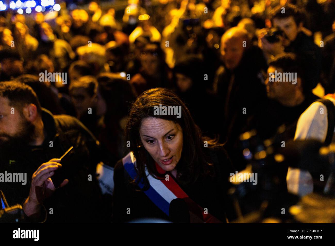 Paris, Frankreich. 20. März 2023. Elsa Faucillon spricht während des Protests mit der Presse. Hunderte von Menschen versammelten sich am Place Vauban in Paris, für eine weitere Protestwelle, nachdem Macron die Reform der Renten mit Artikel 49,3 der französischen Verfassung erzwang, zur gleichen Zeit wie die beiden Mißtrauensanträge, die nach diesem Artikel ausgelöst wurden, Die in der Nationalversammlung vorgestellten Anträge wurden abgelehnt. Kredit: SOPA Images Limited/Alamy Live News Stockfoto