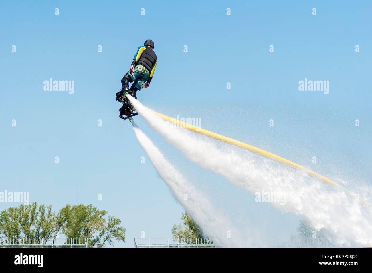 Fly Board Show am Hafen. Extremsport Stockfoto