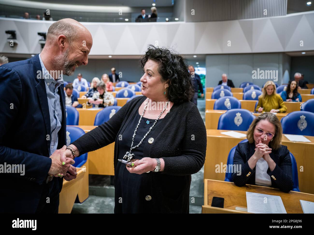 THE HAAG - Tjeerd de Groot (D66) beglückwünscht Caroline van der Plas (BBB) zu ihrem Wahlsieg während der wöchentlichen Fragestunde im Repräsentantenhaus. ANP BART MAAT niederlande out - belgien out Stockfoto