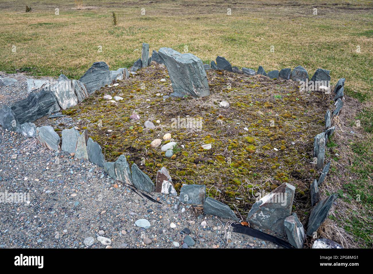 Ein heiliger Ort in der Altai-Steppe. Ein Ort der heidnischen Anbetung. Das Grab ist uralt. Stockfoto