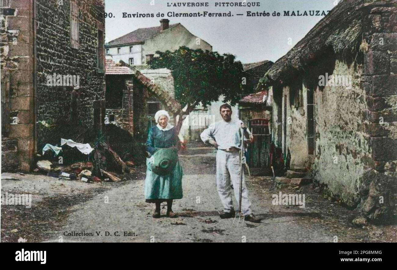 Carte postale de l'Auvergne: Ehepaar en costume traditionnel à l'Entrée du Village de Malauzas dans les environs de Clermont Ferrand (Clermont-Ferrand) - début du XXème siècle. Stockfoto
