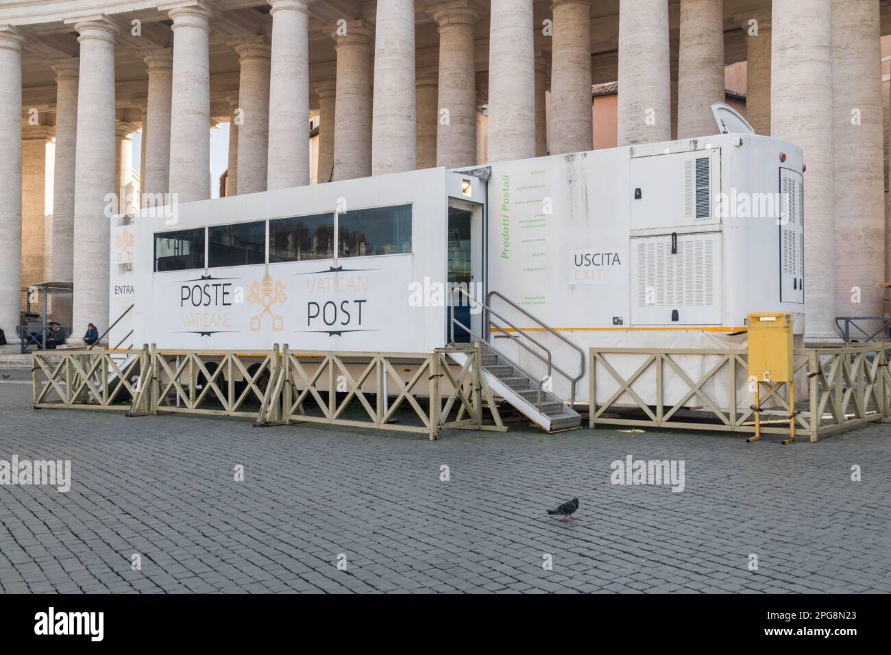 Vatikanstadt, Vatikan - 7. Dezember 2022: Mobiles Postamt im Staat Vatikanstadt auf dem Petersplatz. Stockfoto
