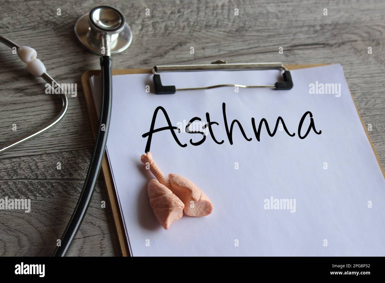 Stethoskop, menschliches Lungenmodell und Schreibbrett mit Text Asthma. Medizin- und Gesundheitskonzept Stockfoto