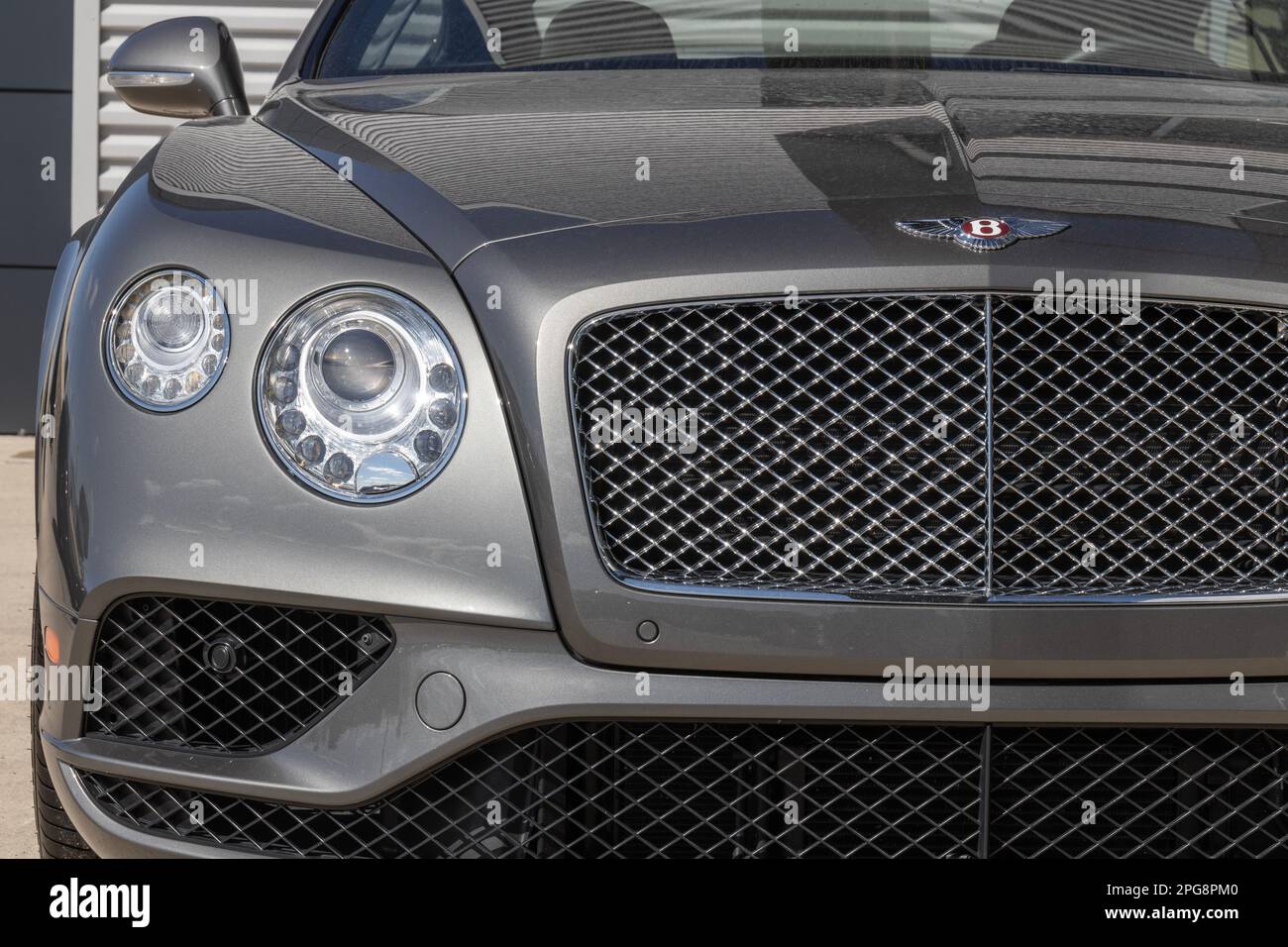 Indianapolis - ca. März 2023: Ausstellung von Bentley Continental in einem Händlerbetrieb. Bentley Motors ist ein britischer Hersteller von Luxusautos und SUVs. Stockfoto