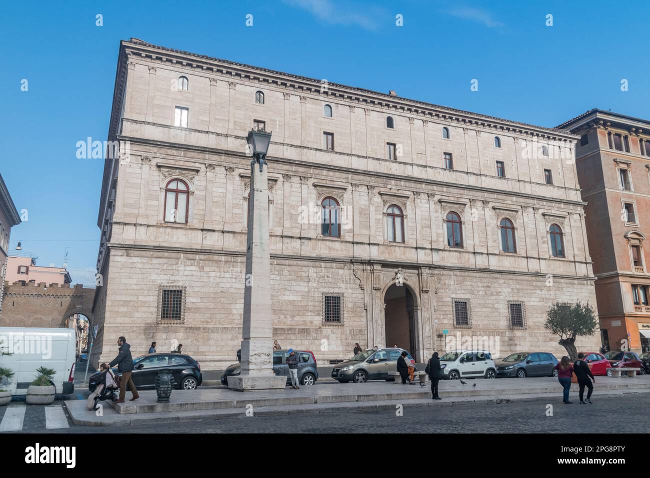 Rom, Italien - 7. Dezember 2022: Palazzo Torlonia, Renaissance-Stadthaus aus dem 16. Jahrhundert in der Via della Conciliazione. Stockfoto