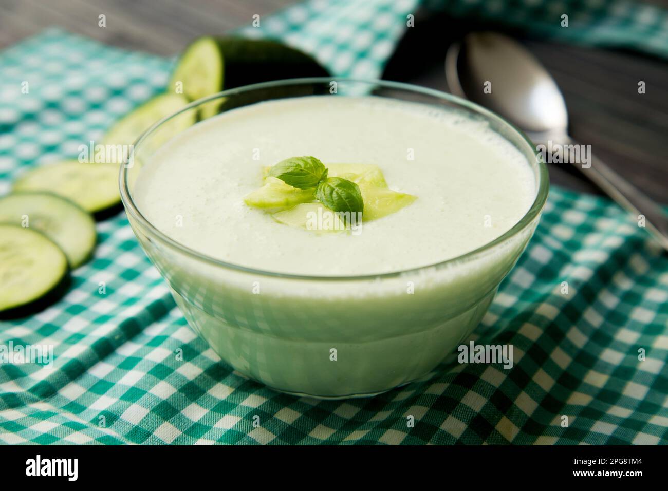 Kalte Sommersuppe mit Gurke, Joghurt und Minze. Stockfoto