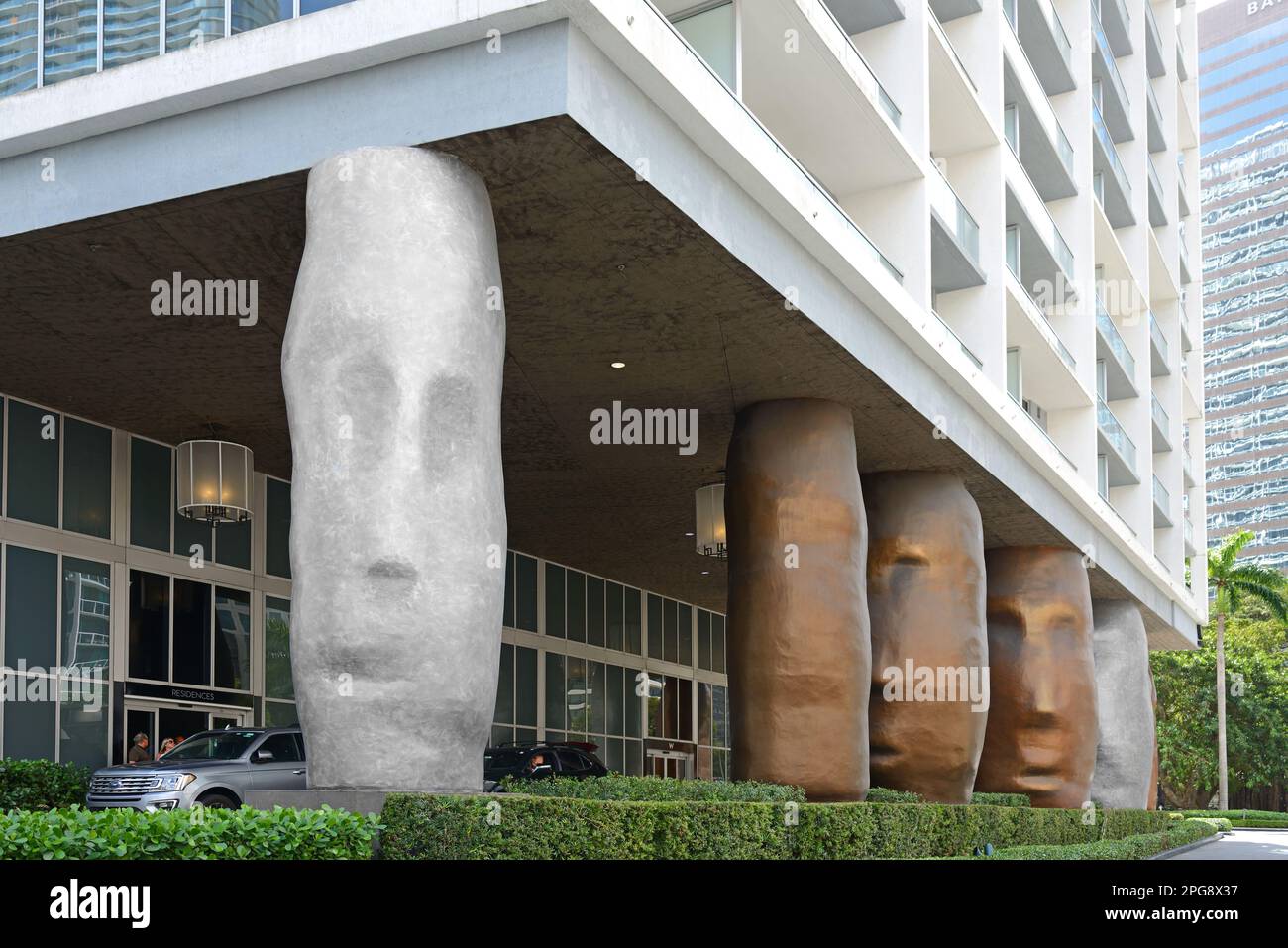 Icon Brickell Ferienwohnungen mit hundert atemberaubenden Säulen, die nach den MAOI-Strukturen der Osterinsel modelliert wurden. Miami, Florida Stockfoto