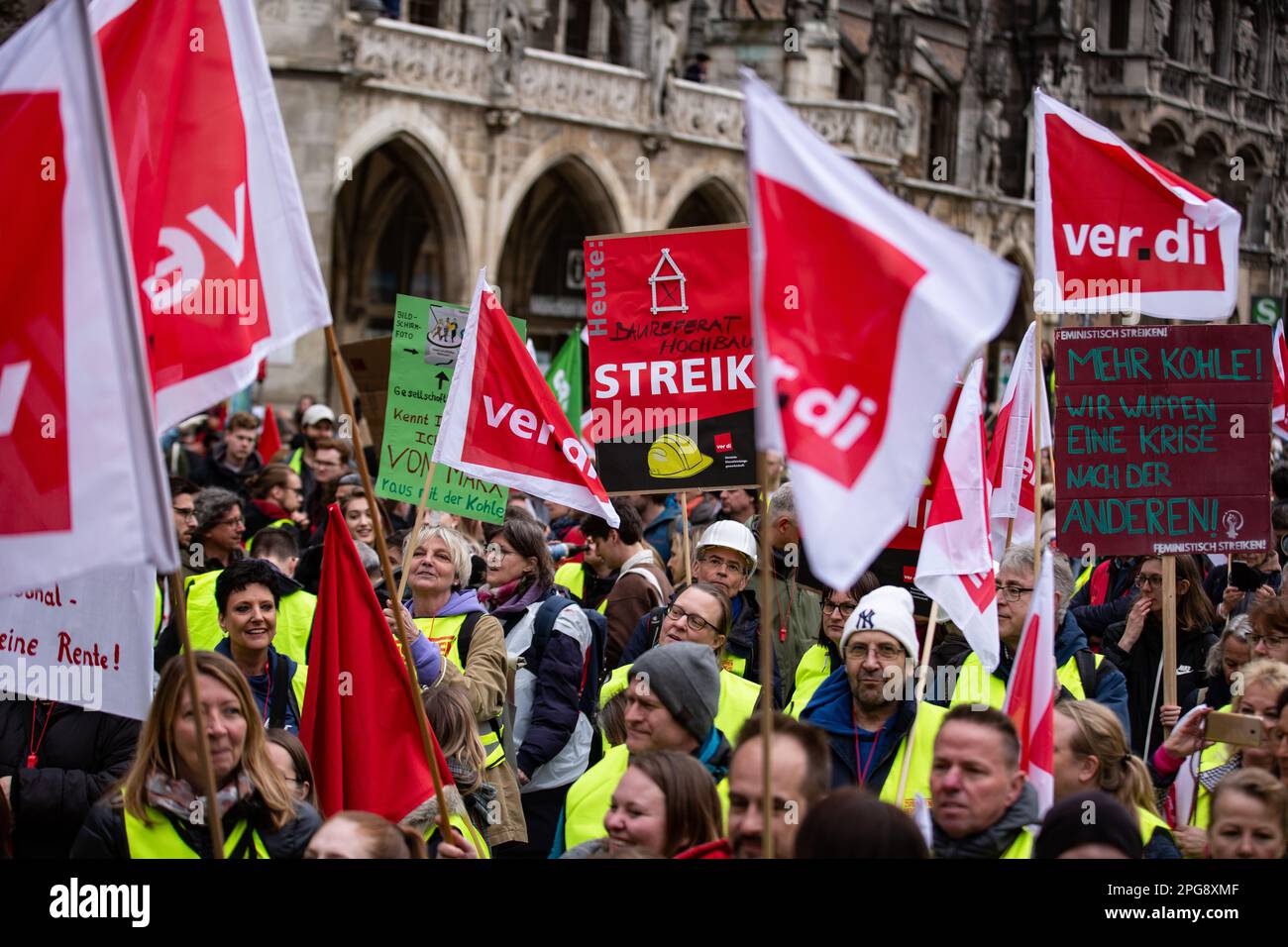 Am 21. März 2023 versammelten sich 6000 Mitarbeiter des öffentlichen Sektors in München, Deutschland, um gegen eine riesige Kundgebung der Gewerkschaft ver.di zu protestieren, bei der 10,5% und mindestens 500 Euro höhere Löhne gefordert wurden. (Foto: Alexander Pohl/Sipa USA) Stockfoto