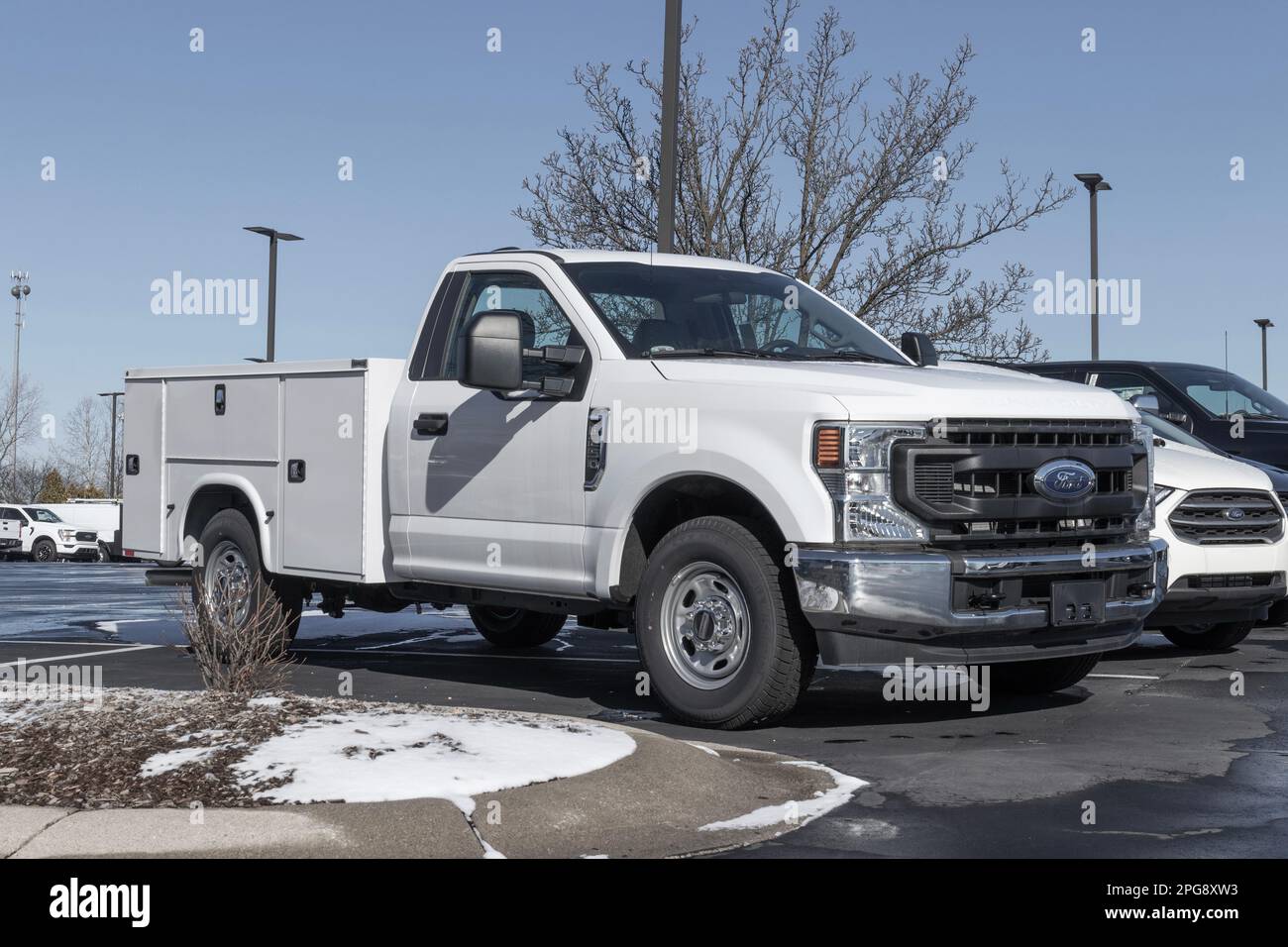 Zionsville - ca. März 2023: Ford Super Duty F-250 Utility Cab Display im Schnee. Ford bietet den Super Duty F250 in Gebrauchsmodellen an. Stockfoto