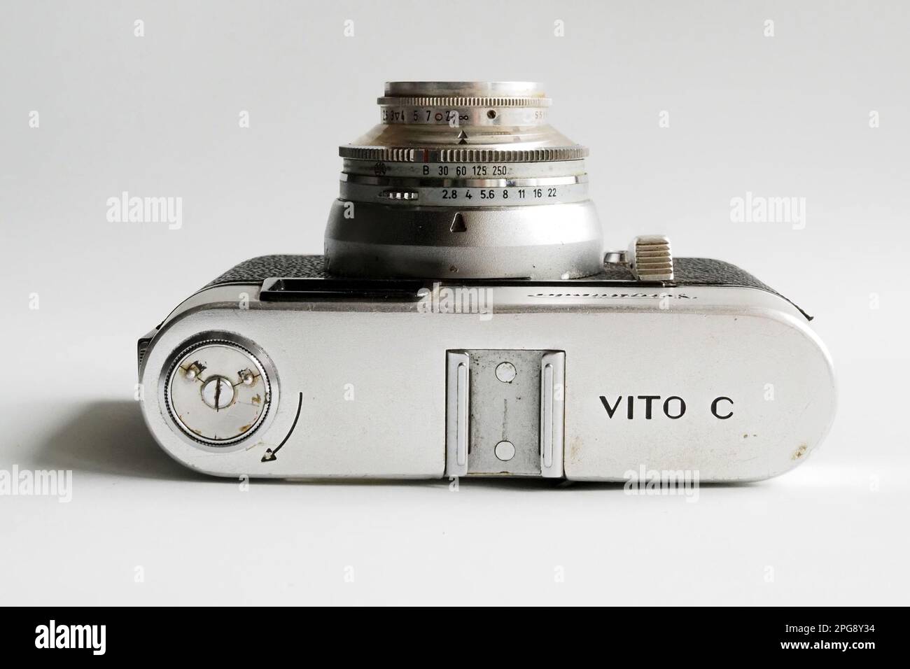 Caserta, Italien. 20. März 2023. In dieser Abbildung. Alte Voigtländer Vito C Filmkamera, hergestellt zwischen 1950-1960 in Wien, mit „Voigtlander Lanthar“-Objektiv mit 50mm mm Brennweite. Italien, 20. März 2023. (Foto: Vincenzo Izzo/Sipa USA) Guthaben: SIPA USA/Alamy Live News Stockfoto