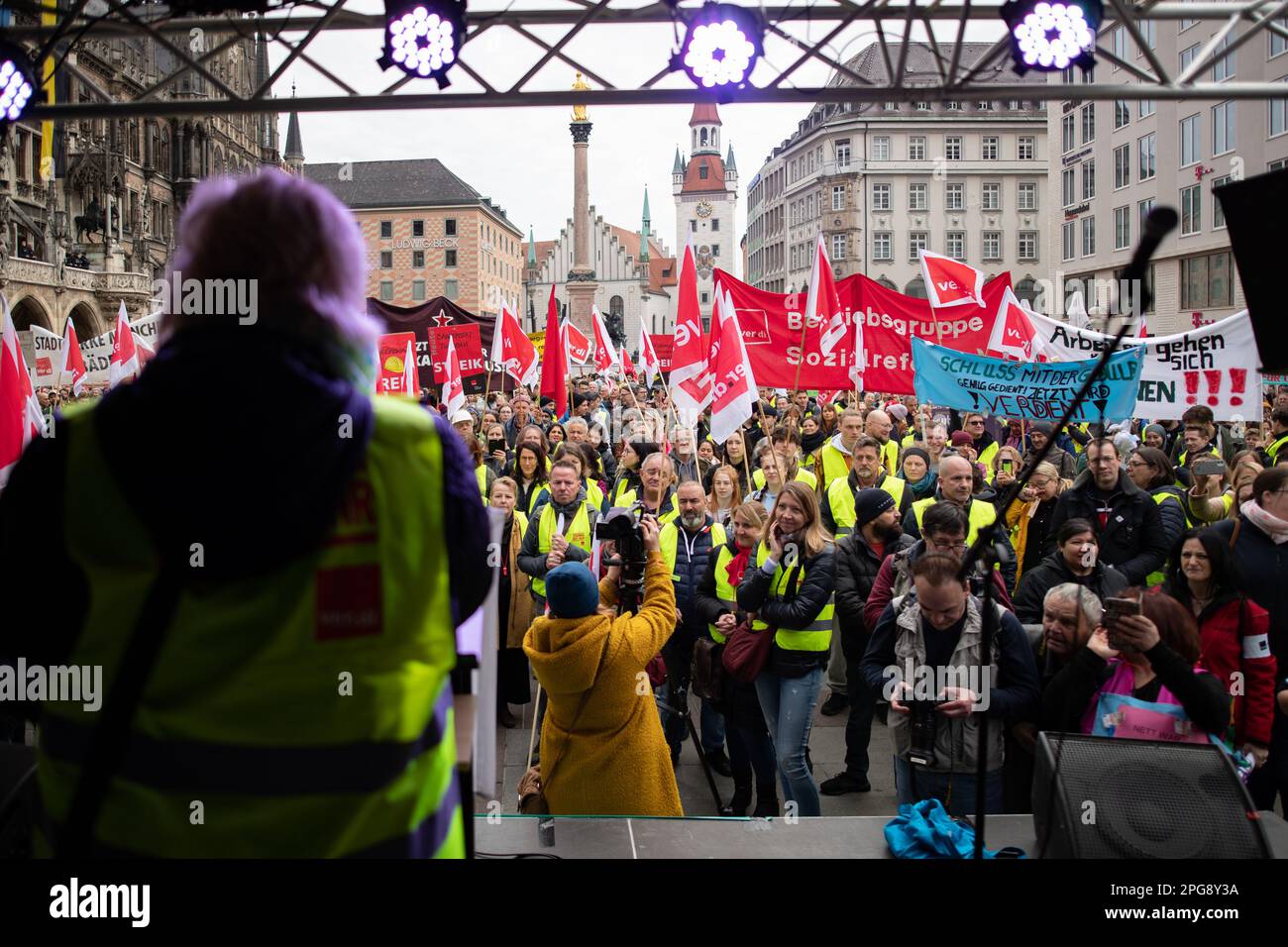 München, Deutschland. 21. März 2023. Am 21. März 2023 versammelten sich 6000 Mitarbeiter des öffentlichen Sektors in München, Deutschland, um gegen eine riesige Kundgebung der Gewerkschaft ver.di zu protestieren, bei der 10,5% und mindestens 500 Euro höhere Löhne gefordert wurden. (Foto: Alexander Pohl/Sipa USA) Guthaben: SIPA USA/Alamy Live News Stockfoto