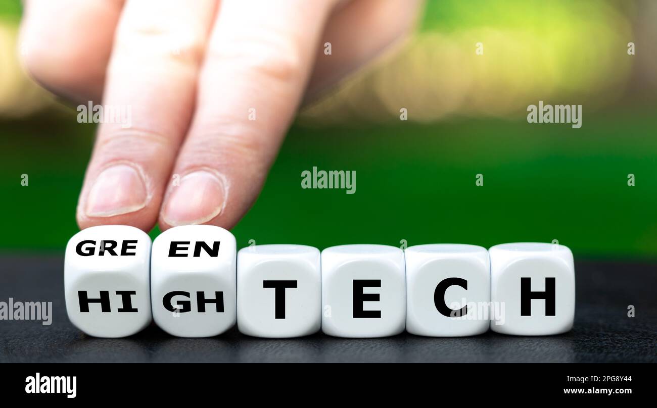Würfel bilden die Ausdrücke „High Tech“ und „Green Tech“. Stockfoto