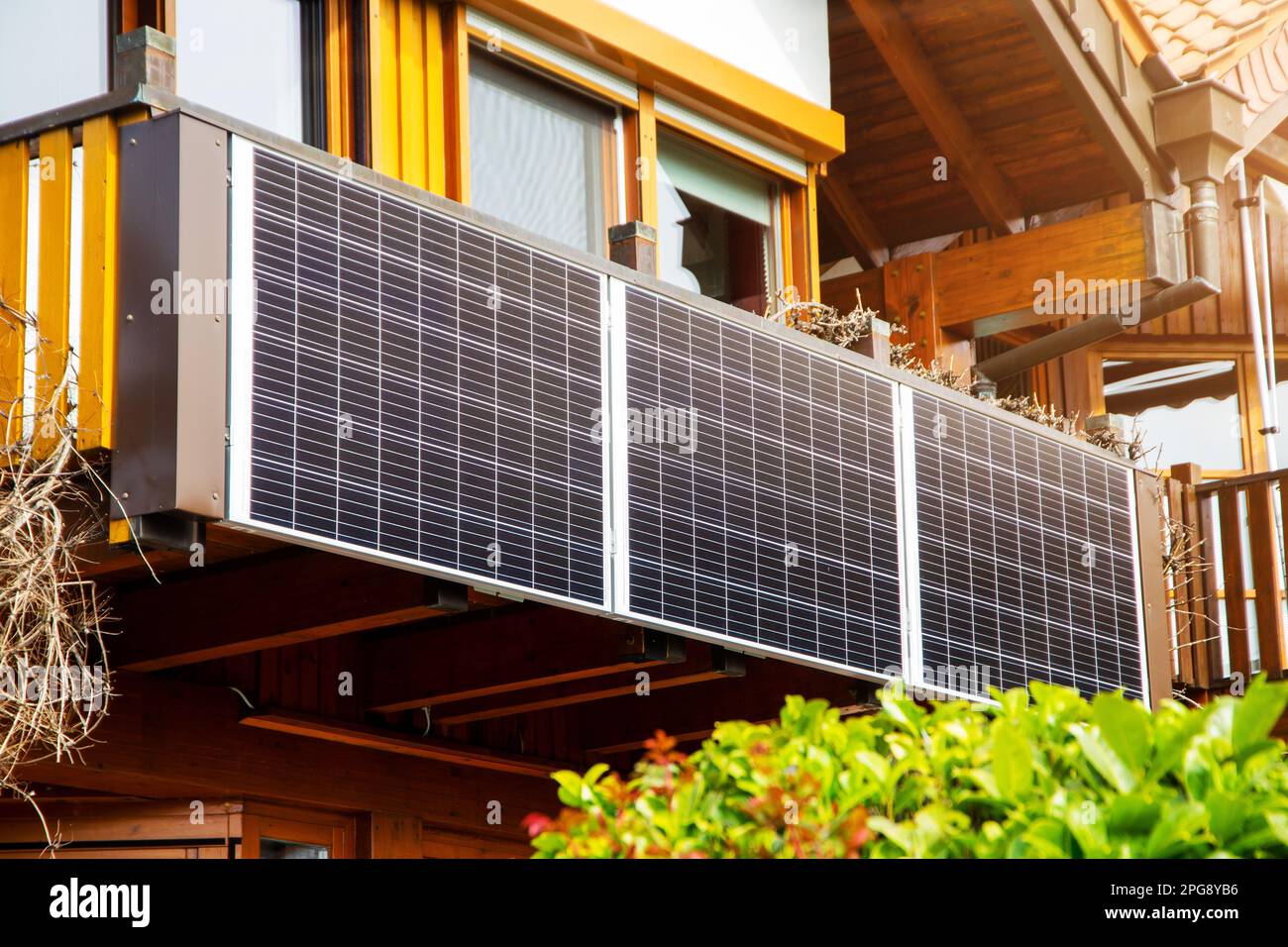 Balkonkraftwerk: Sonnenkollektoren auf dem Balkon eines Einzelhauses Stockfoto