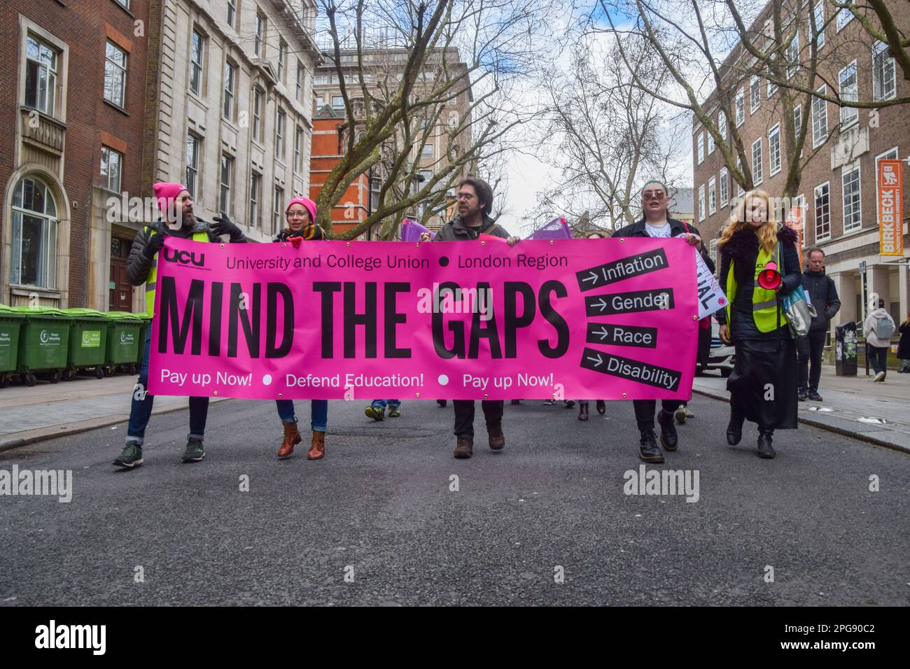 London, Großbritannien. 21. März 2023 Die Mitglieder der University and College Union (UCU) marschierten außerhalb der University of London, während die Universitätsmitarbeiter weiterhin Streiks um Gehälter und Arbeitsbedingungen führten. Kredit: Vuk Valcic/Alamy Live News Stockfoto