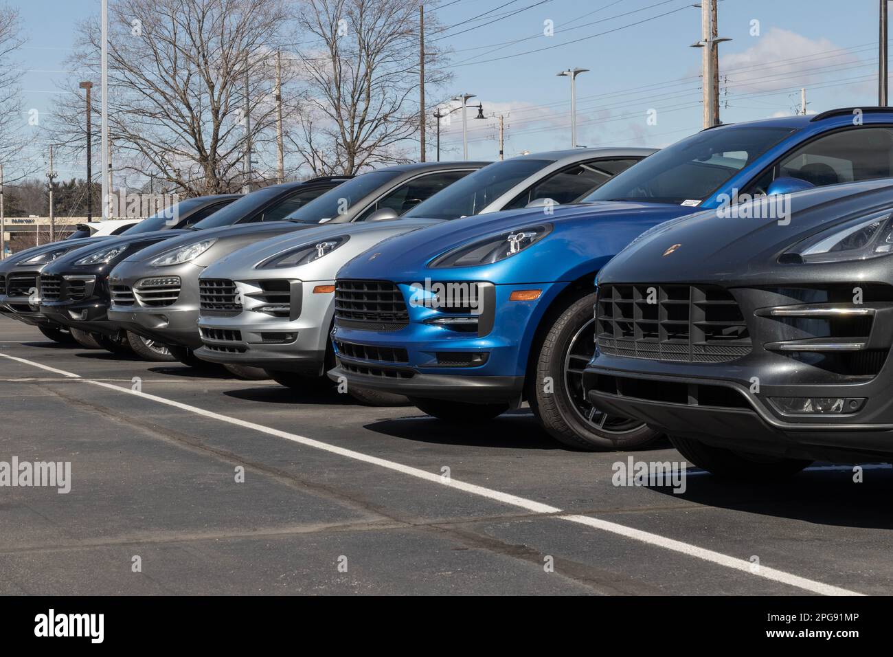 Indianapolis - ca. März 2023: Porsche Cayenne und Macan SUV werden in einem Händlerbetrieb ausgestellt. Porsche bietet ein komplettes Sortiment an Sportwagen und Sport-SUV. Stockfoto