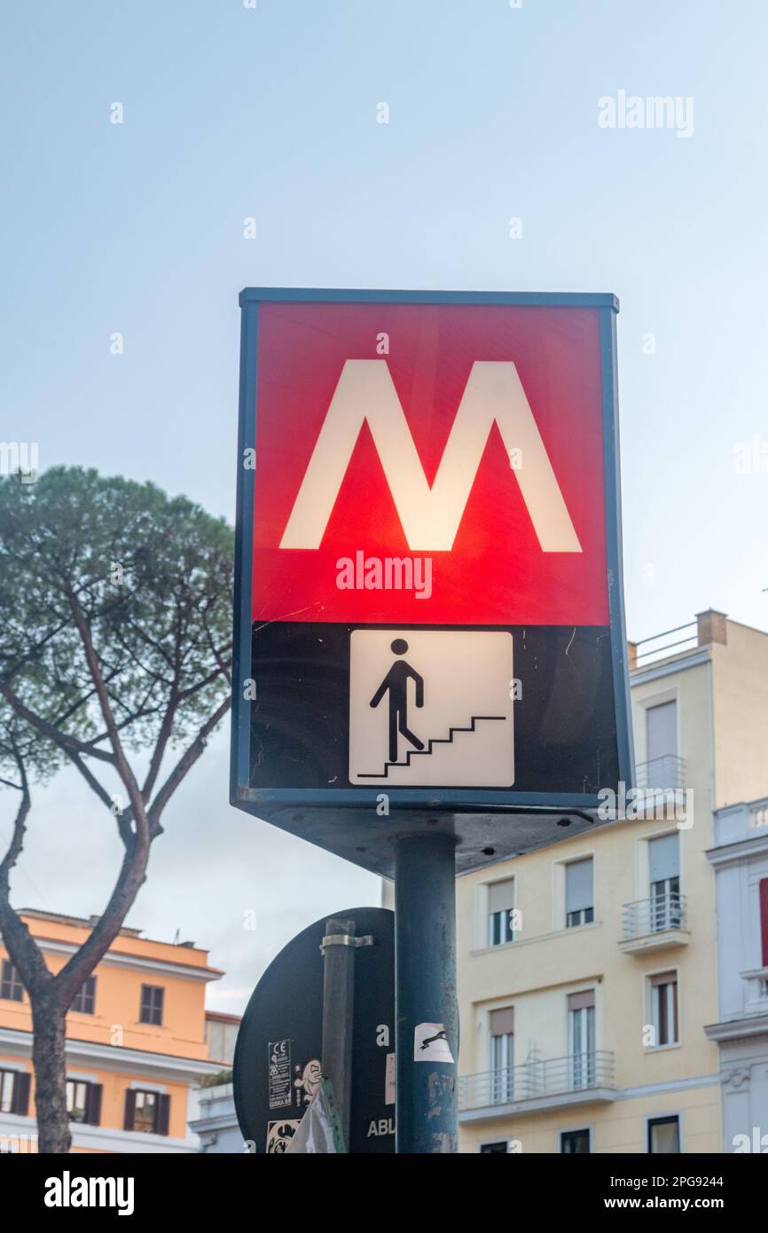 Rom, Italien - 7. Dezember 2022: Das Logo der U-Bahn in Rom. Stockfoto