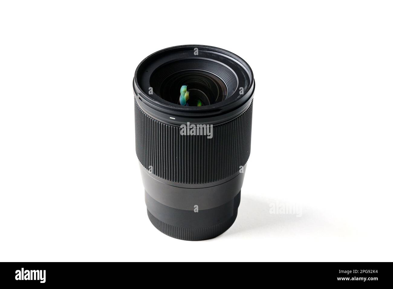 Nahaufnahme von Kamera- und Videokameraobjektiv auf weißem Hintergrund. Stockfoto