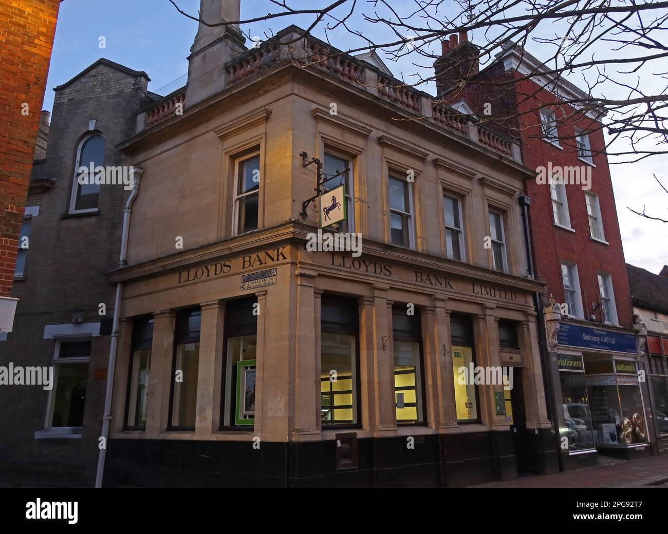 Filiale der Lloyds Bank, denkmalgeschütztes Gebäude, 49 High Street, Godalming, Waverley, Surrey, England, Großbritannien, GU7 1AT bei Sonnenuntergang Stockfoto