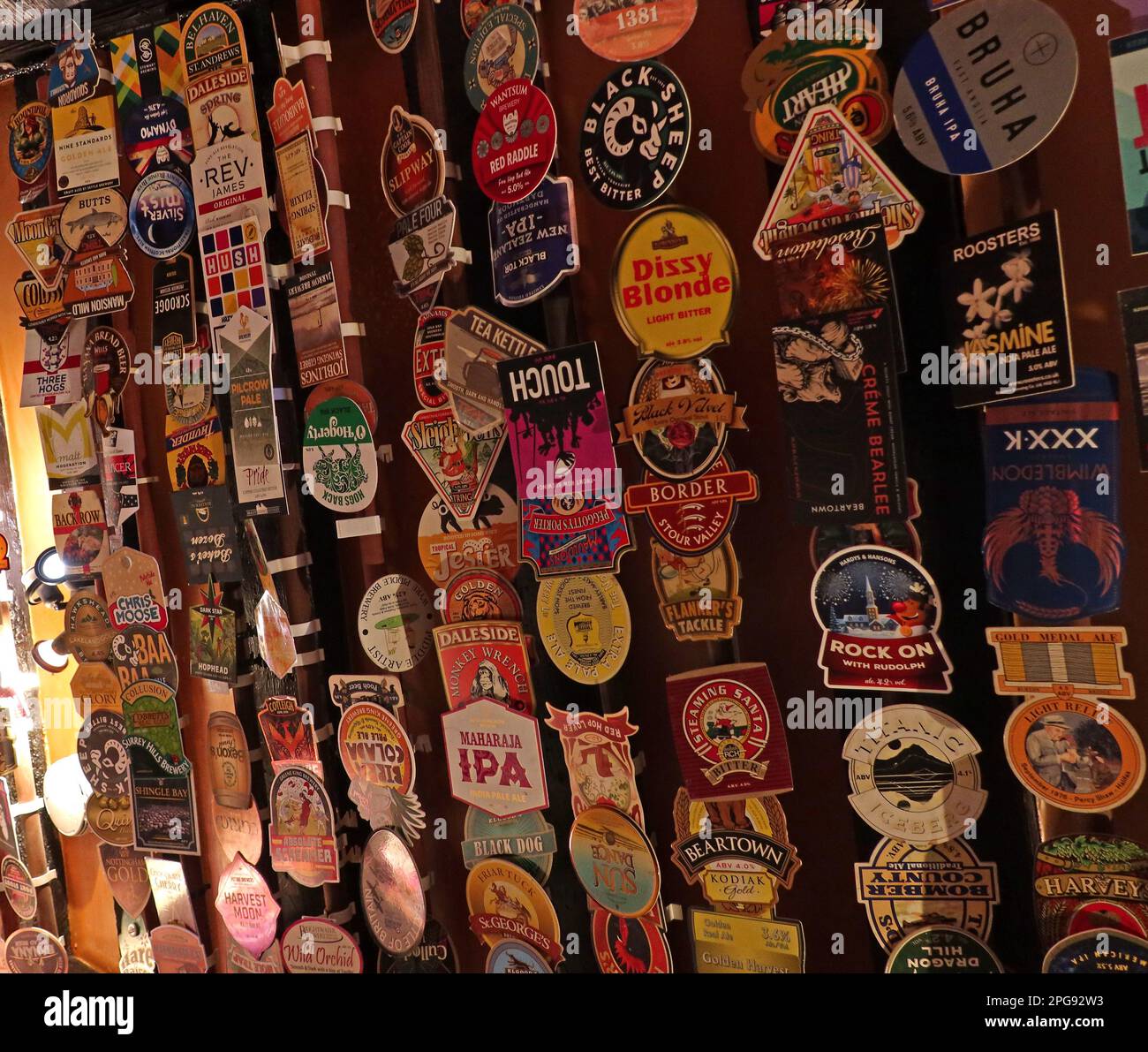 Decke mit Bierklammern im Star Inn, 17 Church Street, Godalming, Waverley, Surrey, ENGLAND, GROSSBRITANNIEN, GU7 1AT Stockfoto