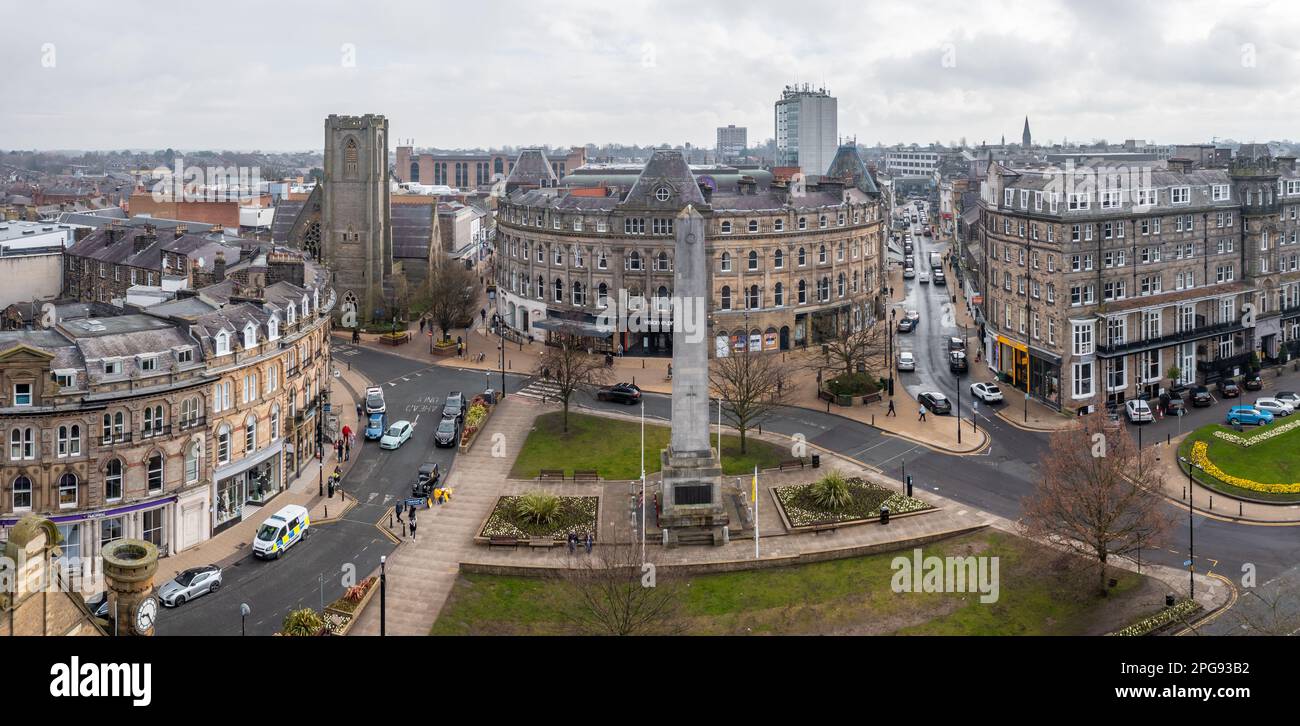 Das Harrogate war Memorial und die umliegende viktorianische Architektur am Prospect Square im Stadtzentrum sind aus der Vogelperspektive zu sehen Stockfoto