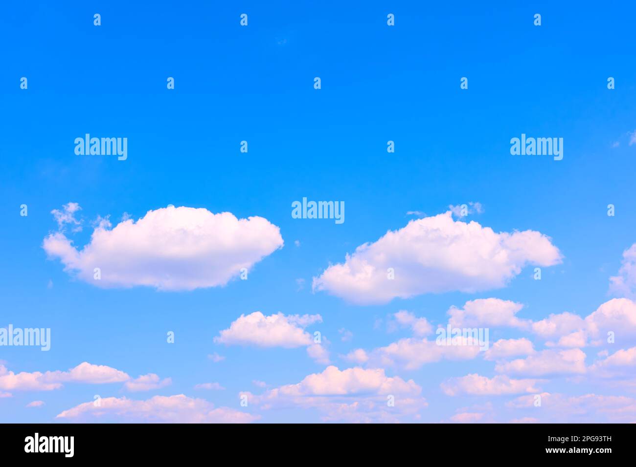 Blauer Sommerhimmel mit weißen Wolken. Hintergrund mit Platz für Ihren eigenen Text Stockfoto