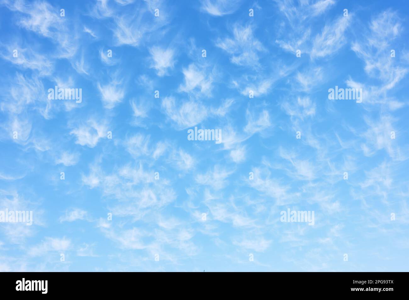 Wunderschöner Himmel mit vielen kleinen Lichtwolken, kann als Hintergrund verwendet werden Stockfoto